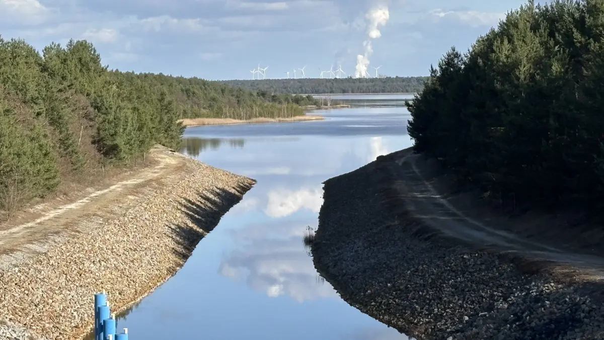 Impression vom Überleiter 6, der den Partwitzer See mit dem Neuwieser See (im Hintergrund) verbindet. Auch dort sollen einmal Boote und Schiffe verkehren.