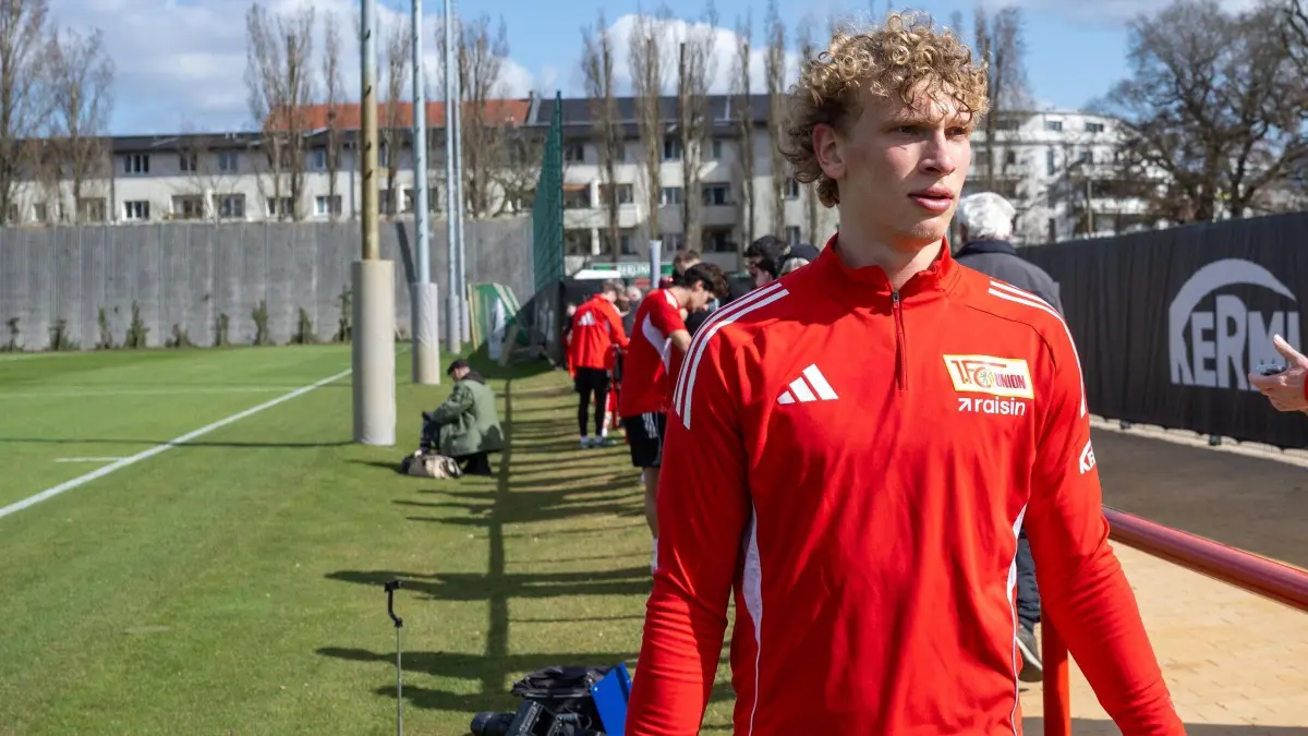 1. FC Union Training 2025/26: Fußball, Herren, Saison 2025/2026, 1. Bundesliga, 1. FC Union Berlin auf Trainingsplatz II, Leopold Querfeld (1. FC Union Berlin) und Fans, 17.03. 2026, Foto: Matthias Koch