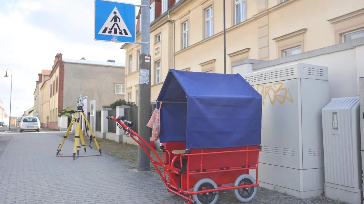 Bei einem Unfall in Niesky stieß ein Auto mit einem Krippenwagen zusammen, in dem Kinder saßen. Mehrere Personen wurden verletzt und ins Krankenhaus gebracht.
