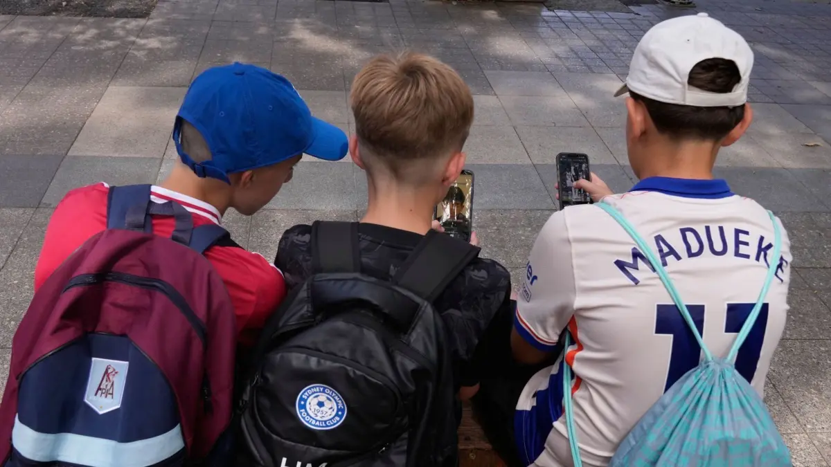 Drei Elfjährige benutzen ihre Telefone, während sie vor einer Schule in Sydney sitzen. In Australien dürfen Kinder und Jugendliche unter 16 Jahren seit zwei Monaten keine eigenen Konten mehr auf vielen großen Social-Media-Plattformen besitzen. Ein Verbot wird auch in Deutschland kontrovers diskuttiert. (zu dpa: «Social-Media-Verbot für unter 16-Jährige? Parteien uneins»)