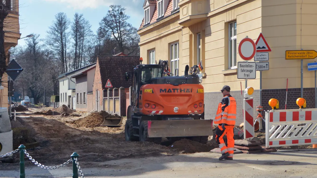 Die Bauarbeiten auf der L53 in Altdöbern gehen zügig voran. Inzwischen sind die marode Schwarzdecke sowie die Bürgersteige aufgenommen. Die Fläche wird jetzt für Tiefbauarbeiten vorbereitet.