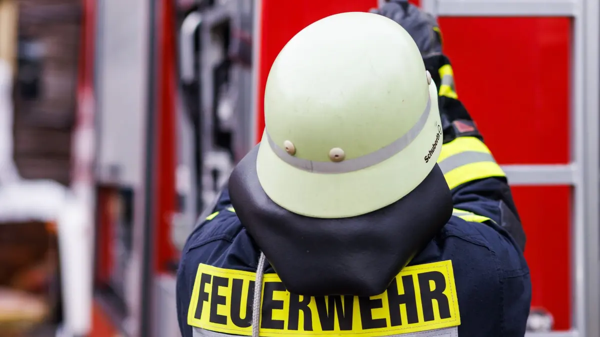 Feuerwehr - Symbolbild: ARCHIV - 05.11.2022, Rheinland-Pfalz, Staufen: Ein Feuerwehrmann holt während einer Einsatzübung einer Freiwilligen Feuerwehr eine Leiter vom Dach eines Einsatzfahrzeugs. (zu dpa: «Unterricht nach Wasserschaden in Schule in Neuwied gesichert») Foto: Philipp von Ditfurth/dpa +++ dpa-Bildfunk +++