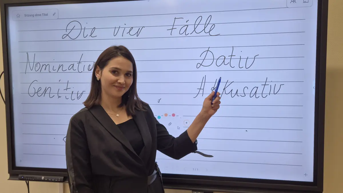 Saida Mukhtorsoda (35) unterrichtet Deutsch als Zweitsprache an der Krauschwitzer Oberschule.