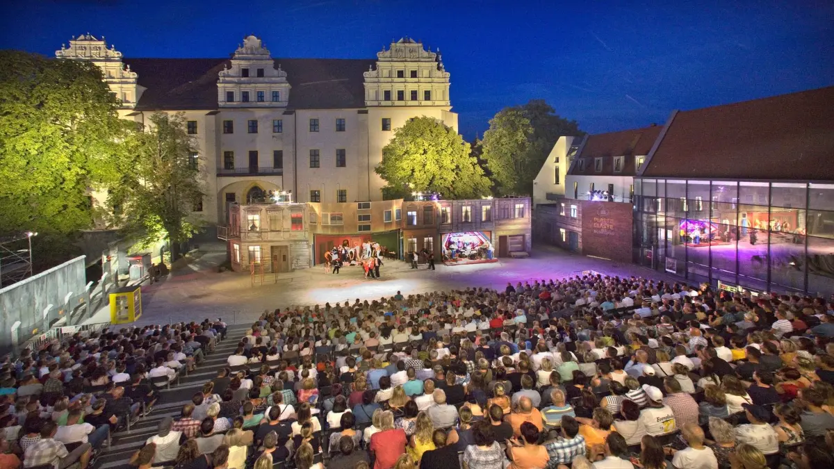 Auf der Ortenburg in Bautzen findet in diesem Jahr der 30. Bautzener Theatersommer mit "Spuk von draußen" frei nach der DDR-Kultserie statt. Für das Sommerstück kann man sich noch als Statist bewerben.
