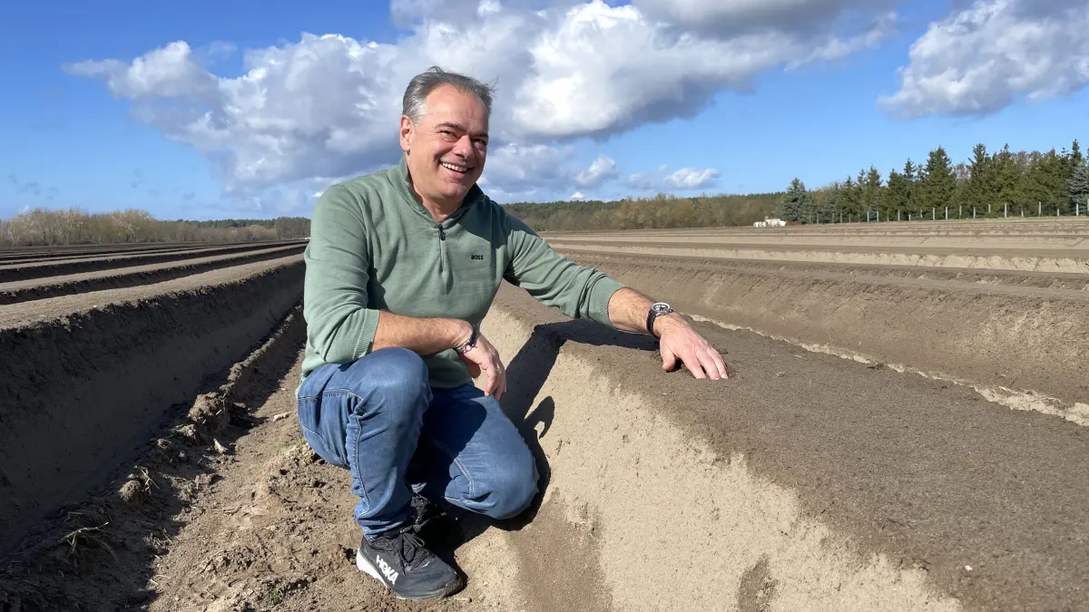 Uwe Schieban, Geschäftsführer der Agrargenossenschaft Unterspreewald, auf einem Spargelfeld in Dürrenhofe am 17.03.2026.