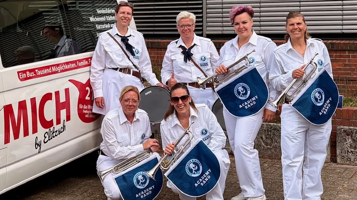 Carmen Krautz, Nicole Petzold, Mandy Berg, die Schwestern Melanie und Carina Bittner sowie Marina Haensel gehören zu der Academy-Band, die im Juli 2026 bei gleich zwei Weltmeisterschaften startet.
