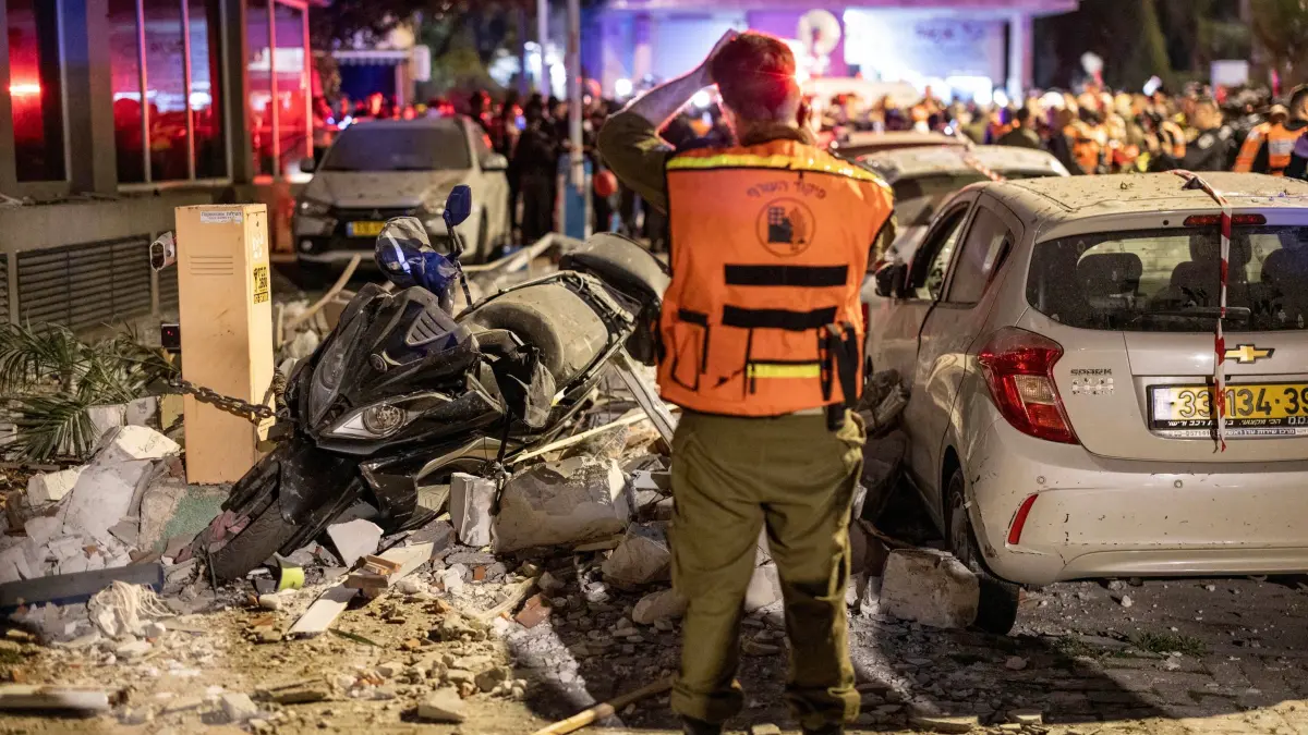 Iran-Krieg - Ramat Gan: 18.03.2027, Israel, Ramat Gan: Israelische Polizeibeamte und Rettungskräfte arbeiten am Tatort eines Wohnhauses am Stadtrand von Tel Aviv, das von einer iranischen Rakete getroffen wurde. Foto: Oren Ziv/dpa +++ dpa-Bildfunk +++