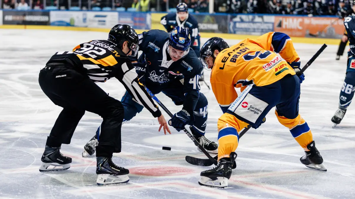 -44- Mitch Hoelscher (EC Kassel Huskies) -9- Adam Brady (Lausitzer Füchse)