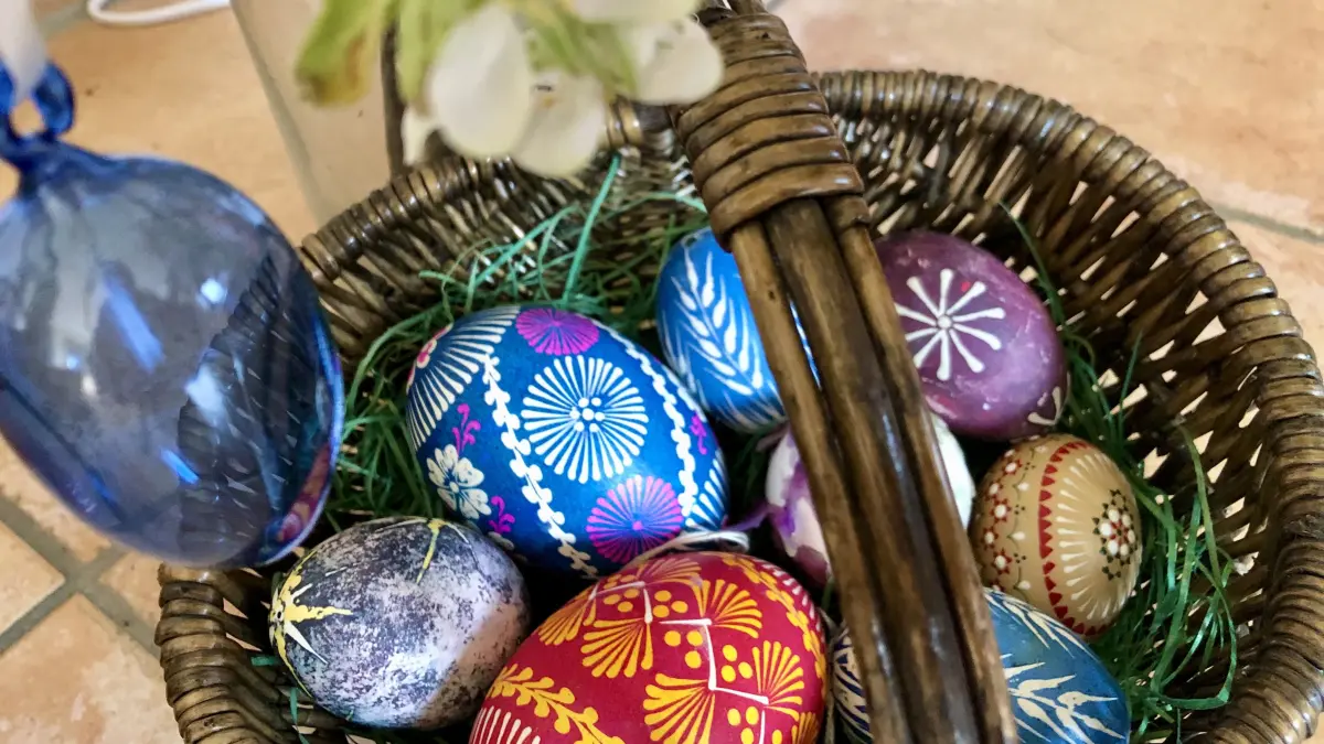 Wer so einen bunten Osterkorb haben möchte, der kann Eier selbst verzieren oder sie kaufen. Beim Ostermarkt in Schleife bietet sich dafür die beste Gelegenheit.