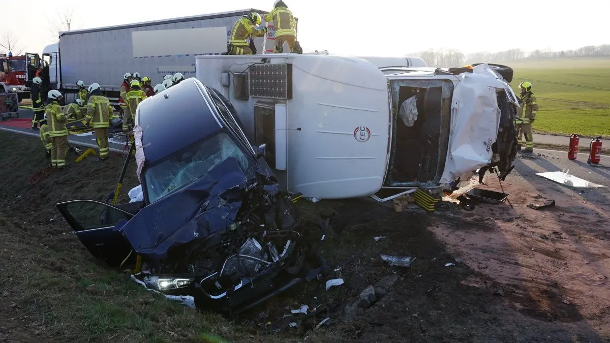 18.03.2026, 16:15 Uhr
S148, Ebersbach-Neugersdorf
Fotograf: Lausitznews.de / Jens Kaczmarek
Am Mittwochnachmittag kam es auf der S148 zu einem schweren Unfall. Aus bisher noch ungeklärter Ursache kollidierte ein Wohnmobil mit einem VW und einem BMW. Der VW kollidierte später noch mit einem LKW. Bei dem Unfall wurden nach ersten Informationen vier Personen verletzt. Die Feuerwehr musste Insassen aus dem BMW heraus schneiden. Auch ein Rettungshubschrauber war im Einsatz. Die S148 bleibt weiter gesperrt.