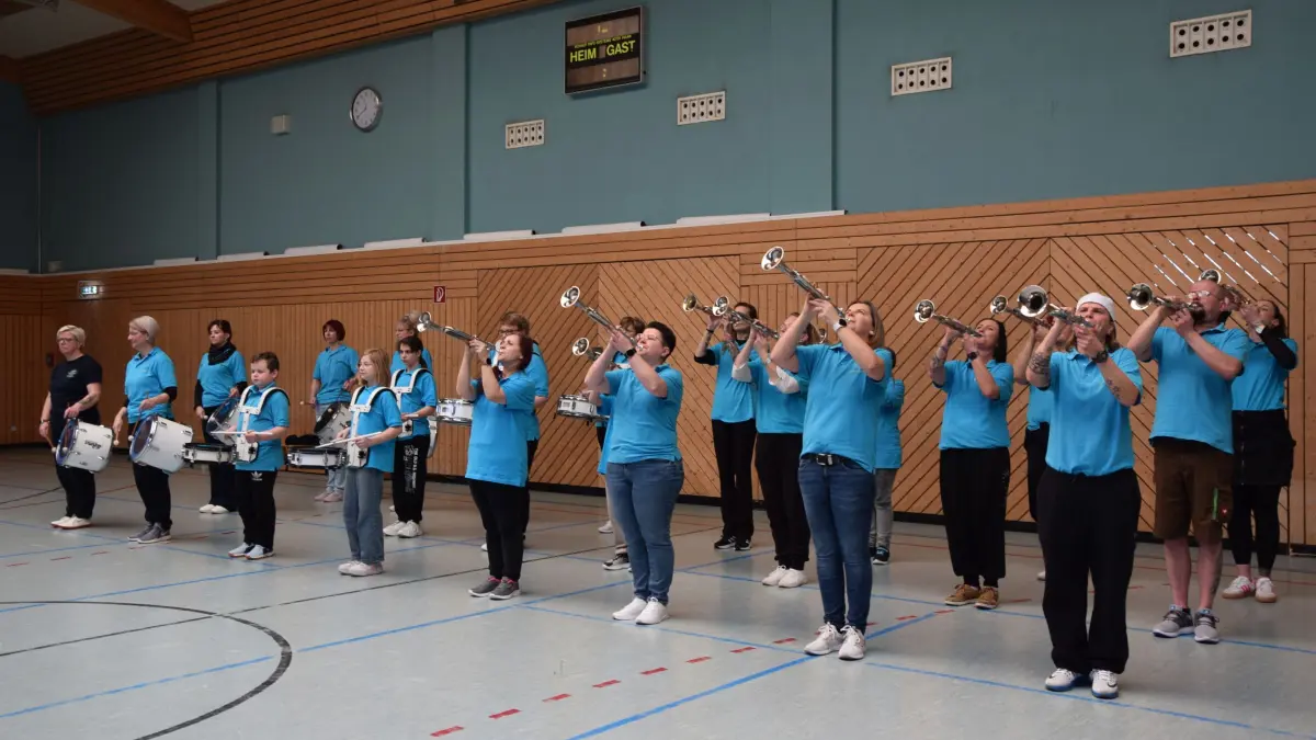 Die Seenland Fanfaren aus Hoyerswerda üben in der Turnhalle der Grundschule "Handrij Zejler".