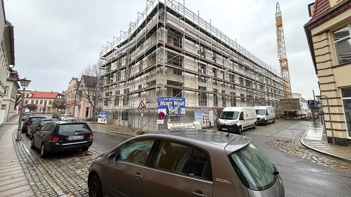 Die Rohbauarbeiten in der Roßstraße haben das Dachgeschoss erreicht.