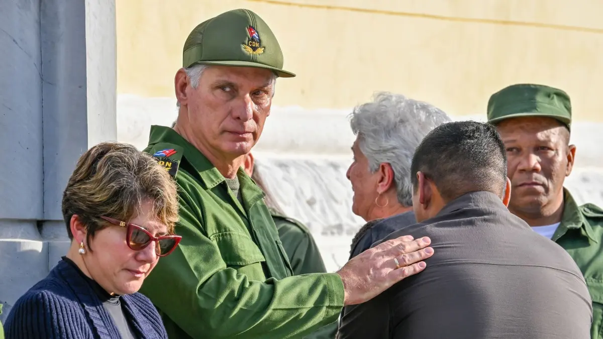 Nach dem US-Angriff auf Venezuela - Kuba: ARCHIV - 16.01.2026, Kuba, Havanna: Der kubanische Präsident Miguel Diaz-Canel (2.v.l.), begleitet von seiner Frau, der First Lady Lis Cuesta Peraza de Díaz-Canel, begrüßt während der Beerdigung in Havanna, Kuba, Angehörige von kubanischen Offizieren, die während einer US-Operation in Venezuela getötet wurden, bei der Präsident Maduro gefangen genommen wurde. (zu dpa: «Kubas Präsident warnt USA vor «unüberwindlichem Widerstand»») Foto: Adalberto Roque/AFP POOL/dpa +++ dpa-Bildfunk +++