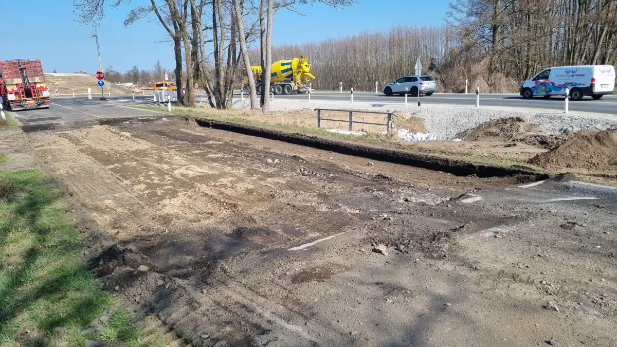 Auf einer etwa 100 Meter langen Umfahrung wird der Verkehr auf der L49 seit Dienstag (17. März 2026) um eine Brückenbaustelle herumgeführt. Der Fahrbahnbelag in dem Bereich wurde einen Tag später bereits abgefräst.