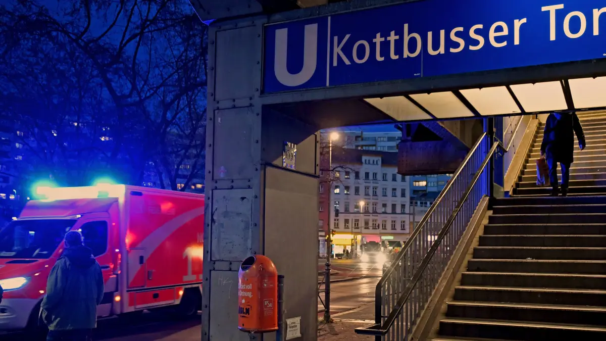 U-Bahnhof Kottbusser Tor in Kreuzberg. (zu dpa: «Polizist bei Massenschlägerei am Kottbusser Tor verletzt») +++ dpa-Bildfunk +++