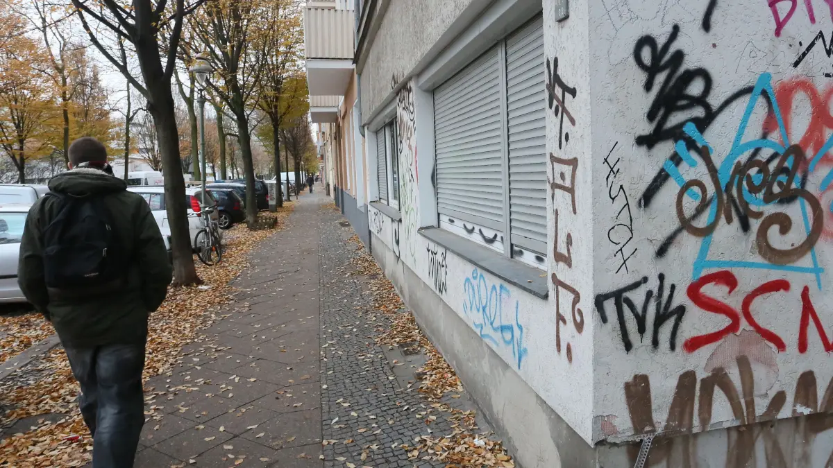 Ein Passant geht in Berlin-Moabit auf der Straße. Wie gefährlich ist das Berliner Pfaster wirklich?