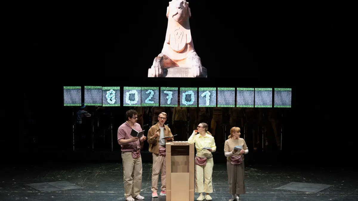 Das Staatstheater Cottbus zeigt "Die Zeitmaschine" nach dem Roman von H.G. Wells. Szenenfoto mit (v.l.n.r.): Markus Paul, Torben Appel, Lucie Luise Thiede und Susann Thiede