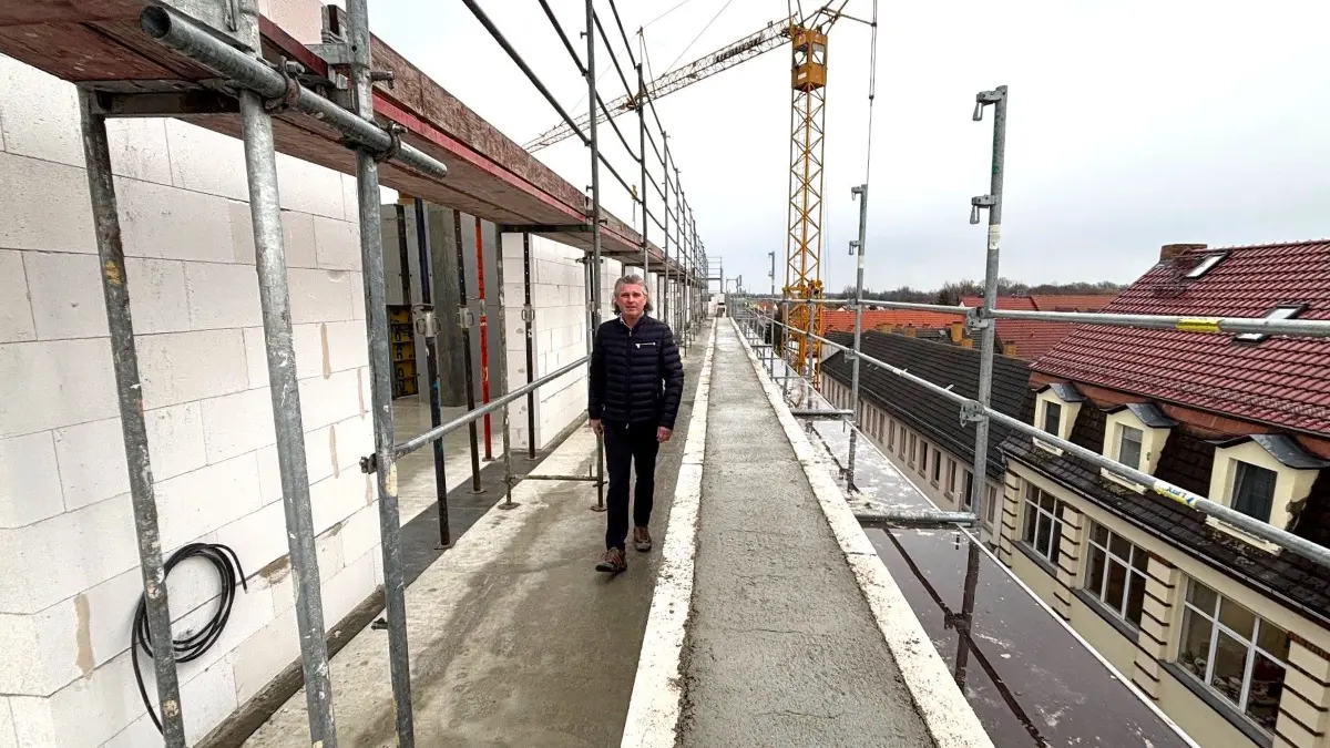 Bauherr Jan Packroff auf der Terrasse der Dachgeschosswohnungen des Mehrfamilienhauses in der Roßstraße im Zentrum von Elsterwerda. Von hier aus haben die künftigen Mieter einen herrlichen Blick über die Dächer der Stadt und teilweise bis in die Grödener Berge.