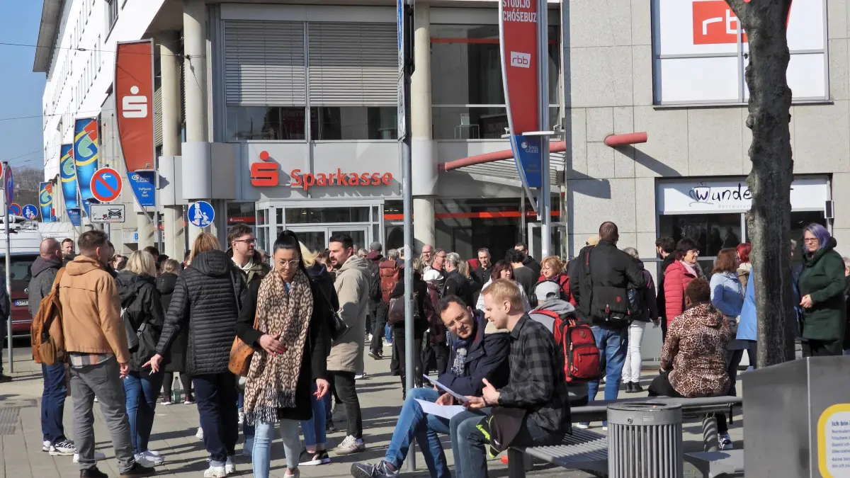 Feueralarm Spreegalerie: Ein Feueralarm führte am Donnerstagvormittag zu einer kurzzeitigen Evakuierung der Spreegalerie und des Technischen Rathauses. Eine Brandmeldeanlage hatte vermutlich ausgelöst. Nach Überprüfung durch die Feuerwehr konnte die Evakuierung nach rund 20 Minuten wieder aufgehoben werden.