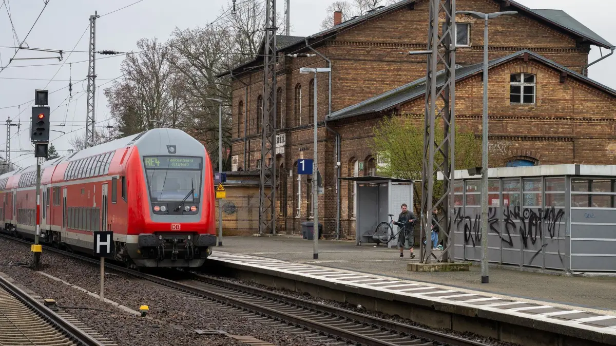 Bahnhof Trebbin: ARCHIV - 22.03.2024, Brandenburg, Trebbin: Ein Regionalzug RE4 nach Falkenberg (Elster) fährt auf Bahnsteig 1 des Trebbiner Bahnhofs ein. (zu dpa: «Verkehrsverbund mit Qualität auf der Schiene unzufrieden») Foto: Soeren Stache/dpa +++ dpa-Bildfunk +++