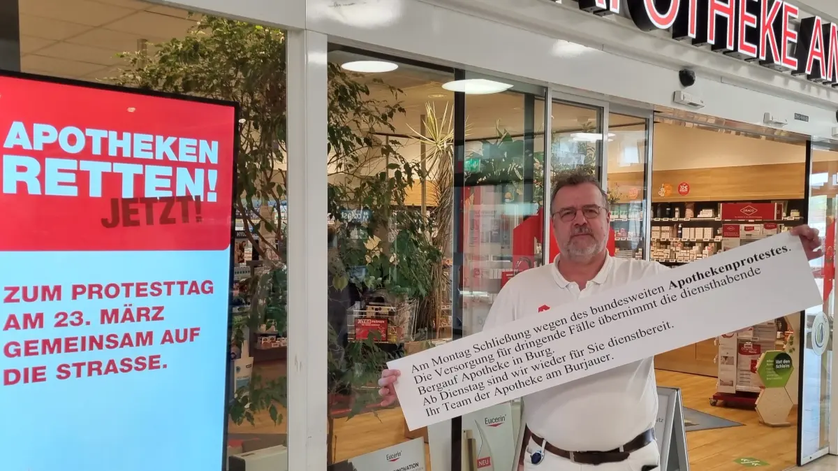 Apotheker Andreas Moczko aus Lübbenau beteiligt sich an dem Protesttag. So will er auf die schwierige Situation der Apotheker hinweisen.