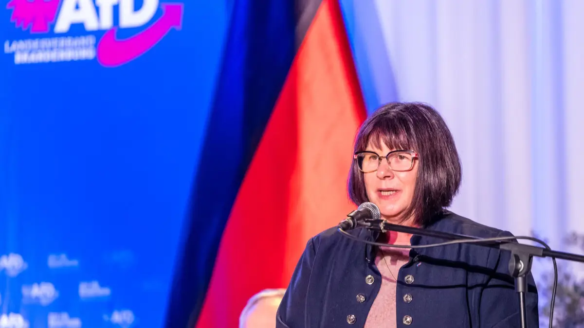 AfD-Wahlkampf zur Landratswahl Spree-Neiße: 19.03.2026, Brandenburg, Groß Kölzig: Christine Beyer (AfD), Kandidatin zur Landratswahl im Landkreis Spree-Neiße, nimmt an einer Wahlkampfveranstaltung der AfD zur Wahl des Landrates im Spree-Neiße-Kreis teil. Die Stichwahl zwischen dem Kandidaten der CDU und der Kandidatin der AfD findet am 22.03.2026 statt. Foto: Frank Hammerschmidt/dpa +++ dpa-Bildfunk +++