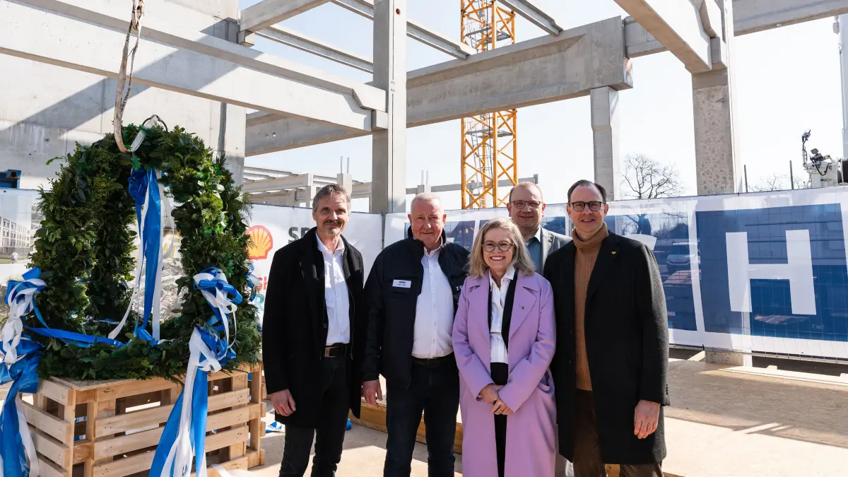 Richtfest für den neuen E-Bus-Betriebshof in der Säntisstraße in Berlin: (v.l.) Dr. Stephan Nahmer (Geschäftsführer SBRS), Ingo Hiller (Zech bau, Projektleiter Arge BVG Säntis), Ute Bonde (Senatorin für Mobilität, Verkehr, Klimaschutz und Umwelt), Alexander Bonk (BVG-Projektleiter) und Henrik Falk (BVG-Vorstandsvorsitzender).