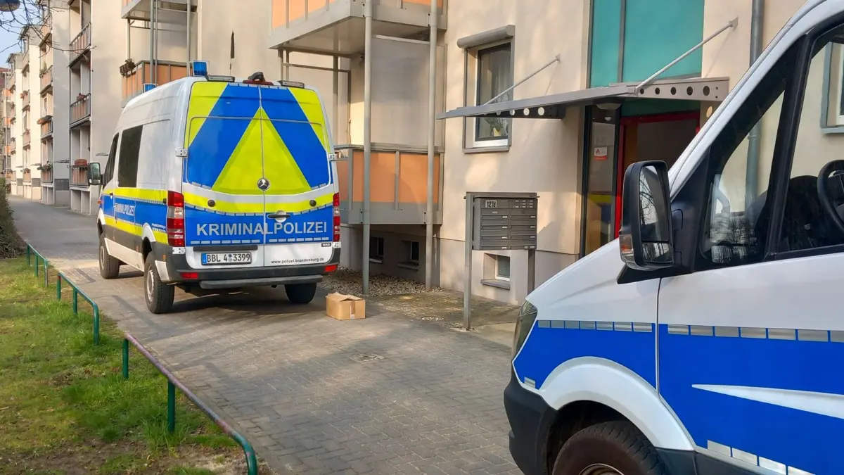 Ein Großaufgebot der Polizei hat Räume in der Bautzener Straße in Cottbus durchsucht. Es ging um Beweissicherung in einem laufenden Verfahren zu Sexualdelikten.