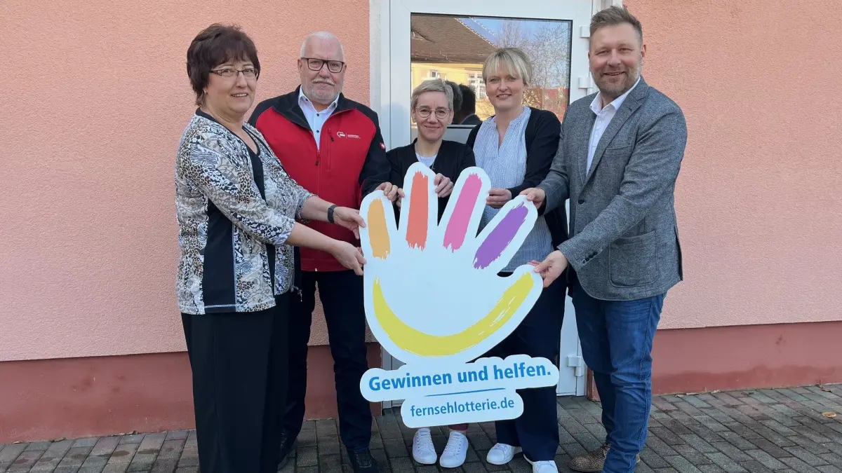 Von links: Simone Friedrich, Wolfgang Luplow, Stephanie Lahr, Jessica Kluge und Stephan Masch mit dem Symbol der Fernsehlotterie, die das Projekt in Falkenberg fördert.