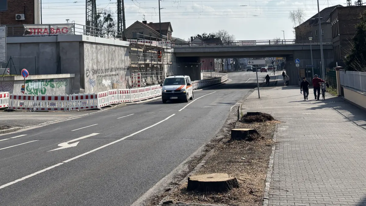 Das Bauschild steht noch wegen der gefällten Linden. Bald wird sich die nördliche Bahnhofstraße in Senftenberg erneut in eine Baustelle verwandeln.