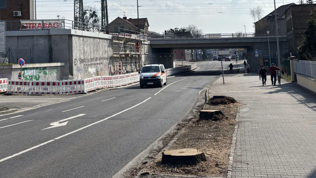 Das Bauschild steht noch wegen der gefällten Linden. Bald wird sich die nördliche Bahnhofstraße in Senftenberg erneut in eine Baustelle verwandeln.
