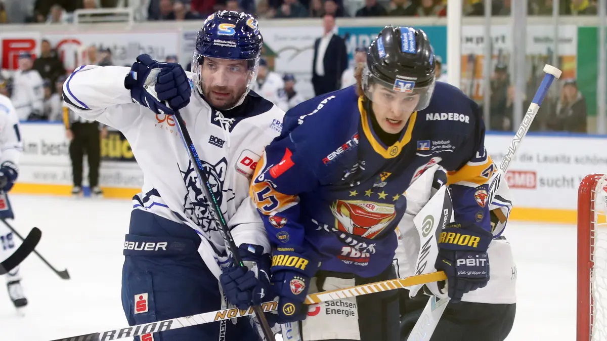 Lausitzer Fuechse vs. Kassel Huskies: 20.03.2026, Weisswasser, Lausitzer Fuechse vs. Kassel Huskies
Simon Schuetz (97, Kassel Huskies), Lennard Nieleck (25, Lausitzer Fuechse)