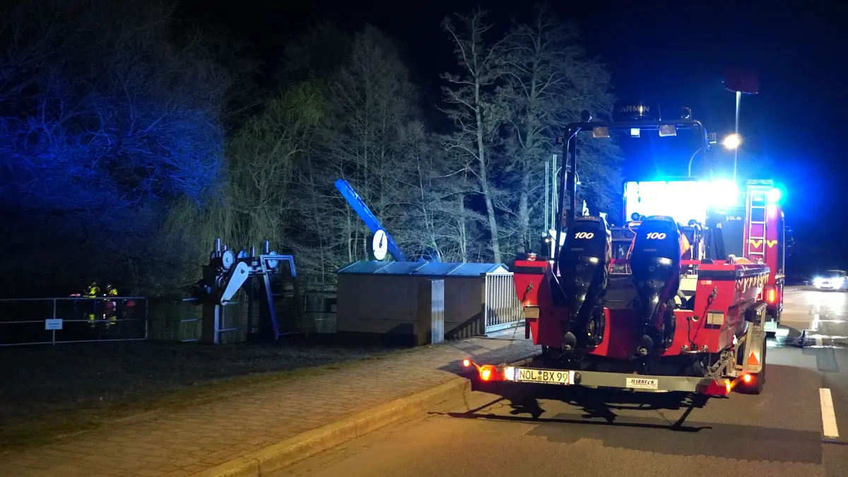 Feuerwehren aus Boxberg eilen zum Schöps in die Ortsmitte des Dorfes. Dort wird eine Person vermisst.