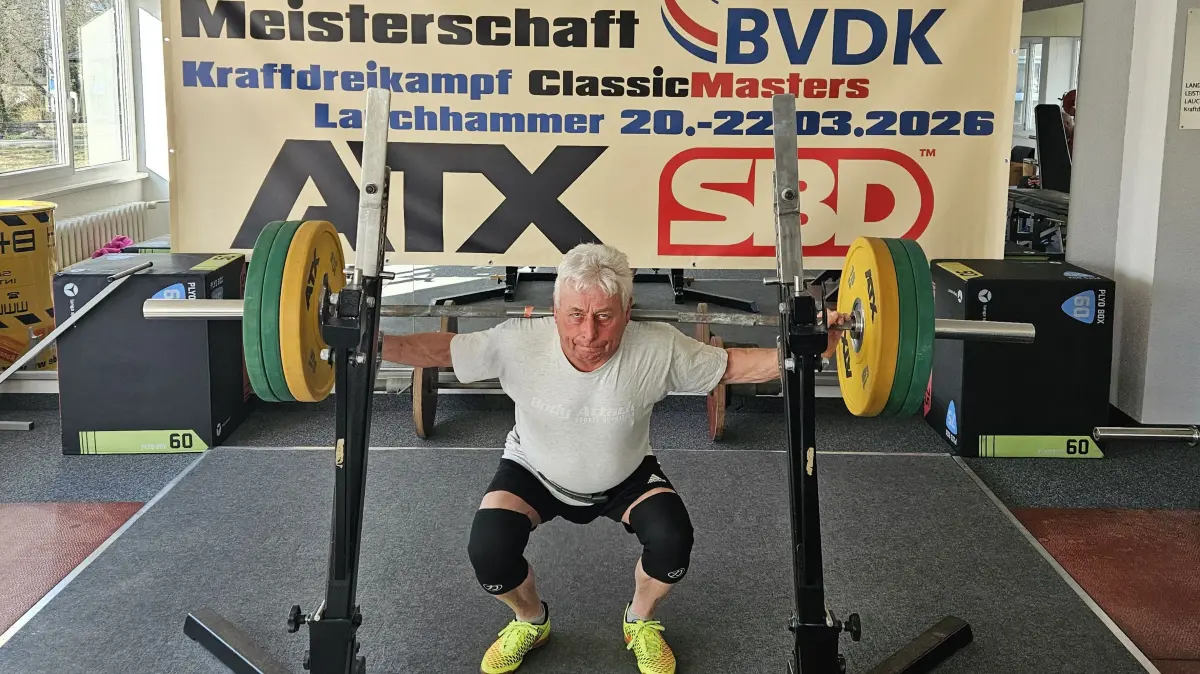 Rudolf Berndt hebt beim Training die Langhantel: Auch mit 73 Jahren gehört er bei der Deutschen Meisterschaft zu den Favoriten.