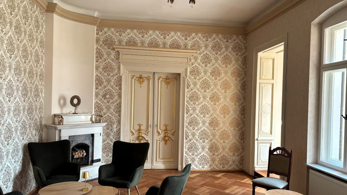 Die Sanierungsarbeiten sind so gut wie beendet und das Schloss in Uebigau (hier das Kaminzimmer) wartet wieder auf Besucher.