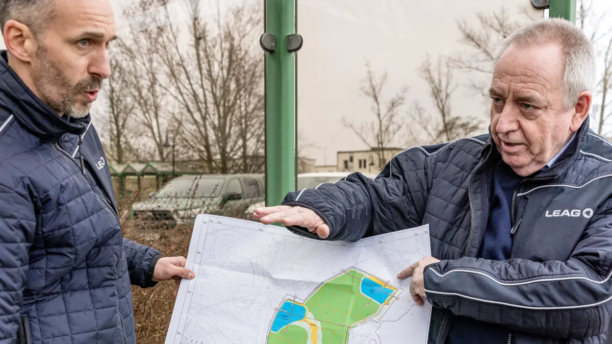 Restraumgestaltung ehemaliger Tagebau Jänschwalde: Martin Scheidt (M), Leiter Wiedernutzbarmachung im Restraum Jänschwalde und Carsten Schmiel, Tagebaureferent, erläutern mithilfe einer Karte das naturnahe Drei-Seen-Konzept, bestehend aus Heinersbrücker, Jänschwalder und Taubendorfer See, welches vom Energieunternehmen LEAG gemeinsam mit Partnern am ehemaligen Tagebaus Jänschwalde entsteht. Ein Großteil der Restraumgestaltung soll bis 2030 abgeschlossen sein - die Gesamtarbeiten laufen bis in die siebziger Jahre dieses Jahrhunderts.