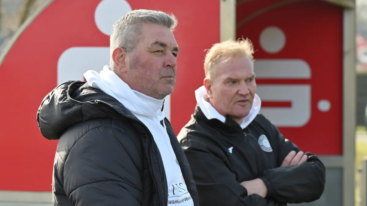 Fussball : Schöneiche, Fussball Brandenburgliga, Germania Schöneiche - BSC Preußen, die Trainer Mirko Schult und Uwe Bialon r.
FOTO BENK 21.03.2026