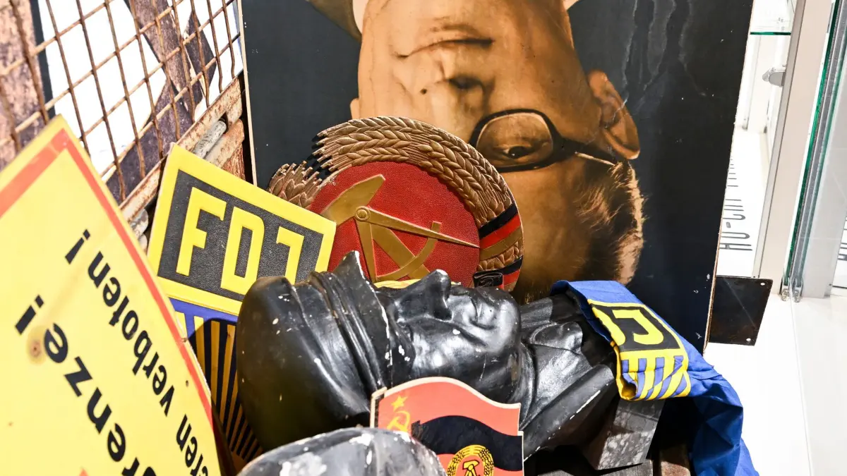 Sonderausstellung im DDR Museum: 20.03.2026, Berlin: Das DDR Museum zeigt die Sonderausstellung „Ein Land im Container - Die Entsorgung der DDR-Staatssymbole“ vom 25. März 2026 bis 15. November 2026. Mit Objekten aus der Sammlung des Museums wird dargestellt, wohin DDR-Wappen und Orden nach der Wende verschwanden. Foto: Jens Kalaene/dpa +++ dpa-Bildfunk +++