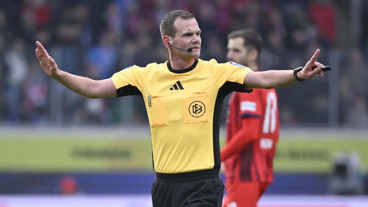 1. FC Heidenheim 1846 FCH vs Bayer 04 Leverkusen: Schiedsrichter Dr. Robin Braun Gestik Geste
1. FC Heidenheim 1846 FCH vs Bayer 04 Leverkusen B04
21.03.2026
DFL REGULATIONS PROHIBIT ANY USE OF PHOTOGRAPHS AS IMAGE SEQUENCES AND/OR QUASI-VIDEO
Foto: Eibner-Pressefoto/Michael Weber