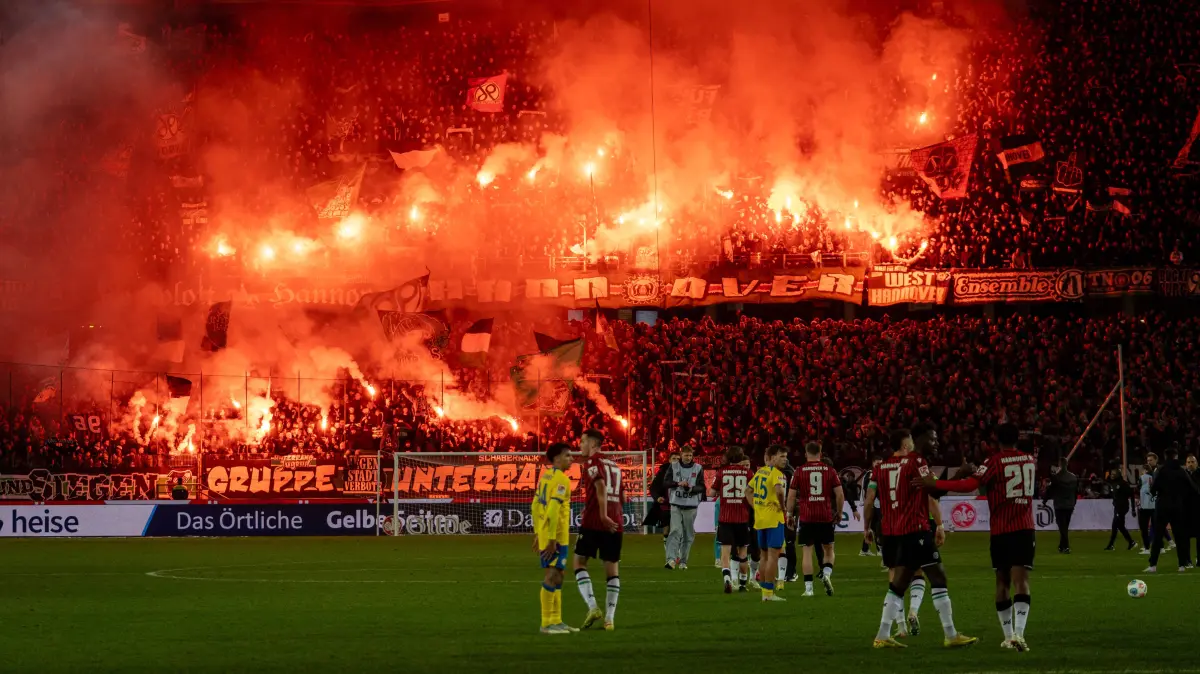 Deutschland: Fussball 2. Bundesliga, 27. Spieltag 2025/2026, Hannover 96 - Eintracht Braunschweig am 20.03. in Hannover : Deutschland: Fussball 2. Bundesliga, 27. Spieltag 2025/2026, Hannover 96 - Eintracht Braunschweig am 20.03. in Hannover Heinz von Heiden Arena: Schlusspfiff, Pyro, Pyrotechnik, Fans, Ultras, Hannover, Derby *** Germany Soccer 2 Bundesliga, 27 Matchday 2025 2026, Hannover 96 Eintracht Braunschweig on 20 03 in Hannover Heinz von Heiden Arena final whistle, pyro, pyrotechnics, fans, Ultras, Hannover, derby Copyright: xSvenxHeidmannx