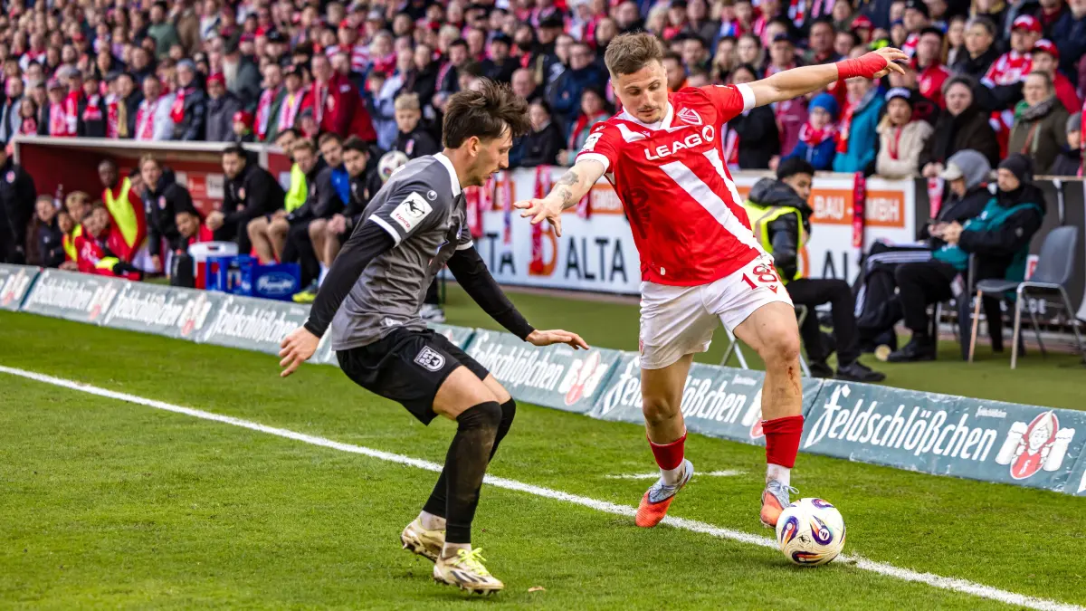 FC Energie Cottbus - SSV Ulm: Fußball, Männer: 3. Liga, Energie Cottbus - SSV Ulm 1846, 30. Spieltag, LEAG Energie Stadion: Jonathan Meier (SSV Ulm 1846, l) und Erik Engelhardt (FC Energie Cottbus) kämpfen um den Ball.