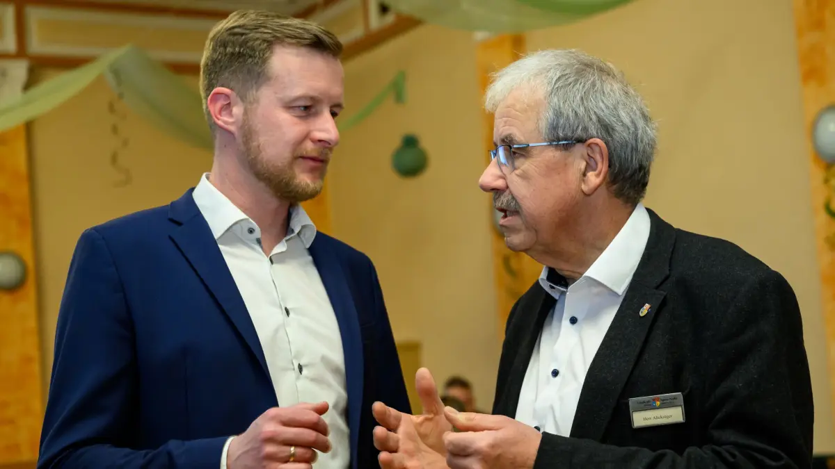 Stichwahl Landratswahl Spree-Neiße: 22.03.2026, Brandenburg, Krieschow: Martin Heusler (l, CDU), Kandidat zur Landratswahl im Landkreis Spree-Neiße, unterhält sich mit Harald Altekrüger (CDU), Landrat Spree-Neiße, am Abend auf einer Wahlparty. Im Landkreis Spree-Neiße treten AfD-Kandidatin Beyer und CDU-Kandidat Heusler zur Stichwahl um den Landratsposten an. Foto: Patrick Pleul/dpa +++ dpa-Bildfunk +++