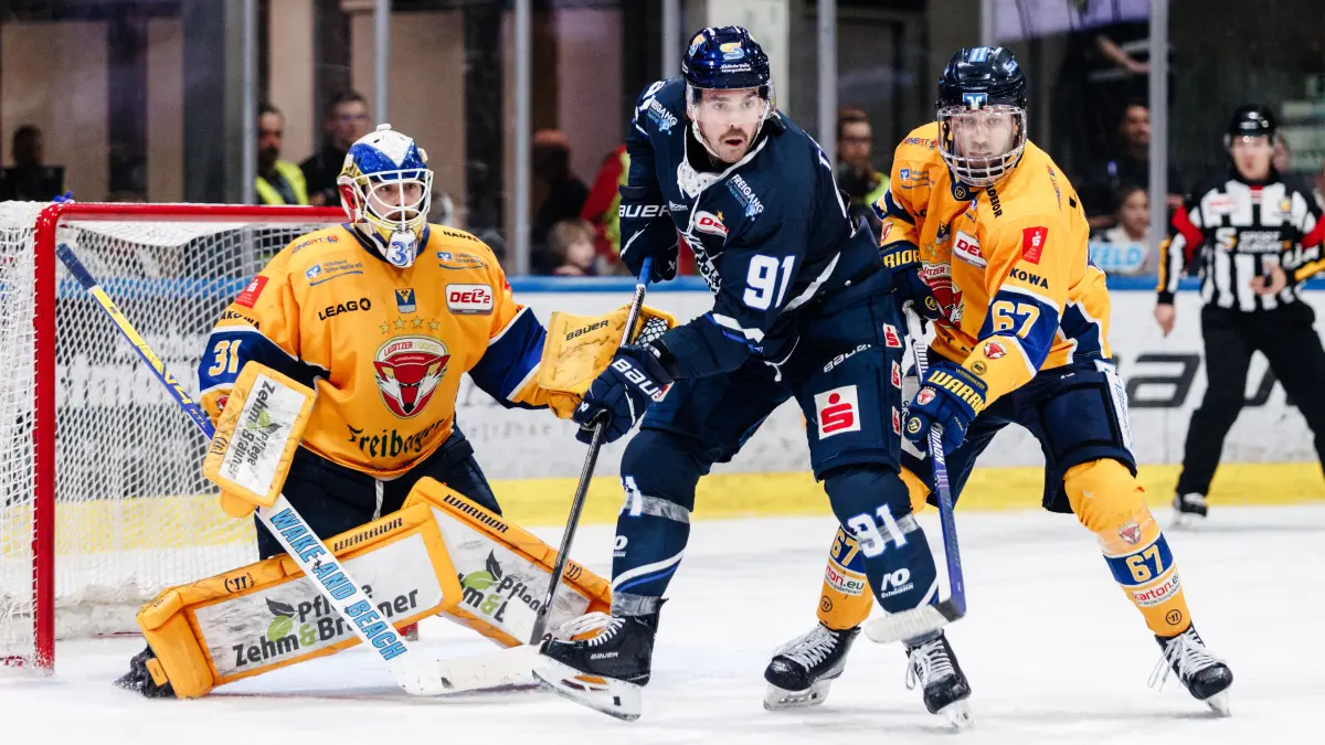 -31- Anthony Morrone (Lausitzer Füchse) -91- Dominic Turgeon (EC Kassel Huskies)
-67- Tom Knobloch (Lausitzer Füchse)