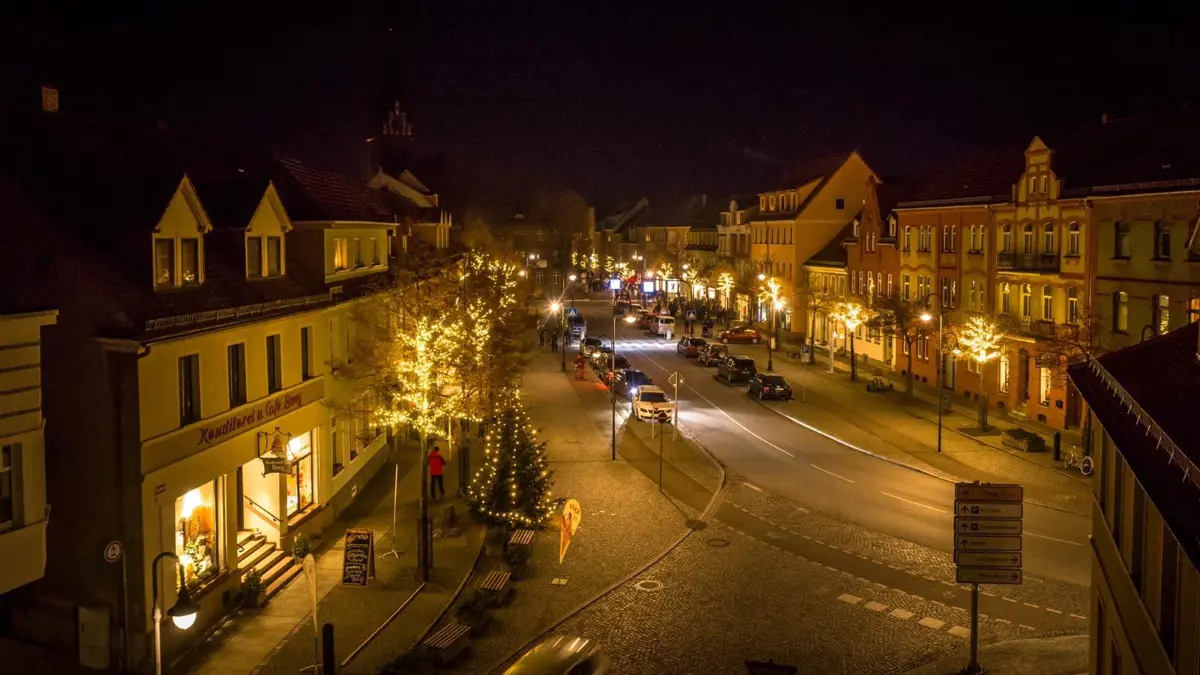 Glühweinmeile Straßenbäume Rossmarkt: Licht an! Die Beleuchtung der Straßenbäume auf dem Rossmarkt ist am Sonntag, 17 Uhr, im Rahmen der Glühweinmeile in Betrieb genommen worden.