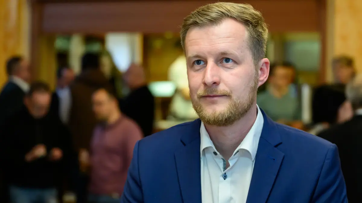 Stichwahl Landratswahl Spree-Neiße: 22.03.2026, Brandenburg, Krieschow: Martin Heusler (CDU), Kandidat zur Landratswahl im Landkreis Spree-Neiße, nimmt am Abend an einer Wahlparty teil. Im Landkreis Spree-Neiße treten AfD-Kandidatin Beyer und CDU-Kandidat Heusler zur Stichwahl um den Landratsposten an. Foto: Patrick Pleul/dpa +++ dpa-Bildfunk +++