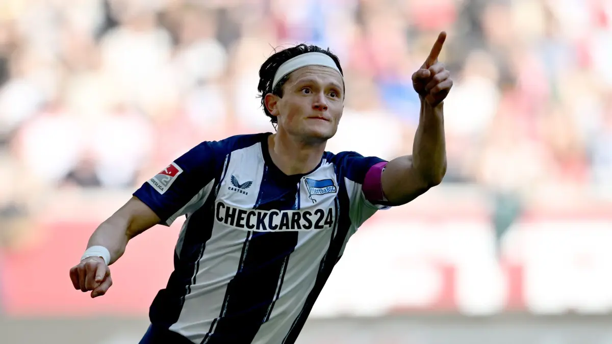 Fortuna Düsseldorf - Hertha BSC: 22.03.2026, Nordrhein-Westfalen, Düsseldorf: Fußball, Männer: 2. Bundesliga, Fortuna Düsseldorf - Hertha BSC, 27. Spieltag, Merkur Spiel-Arena. Fabian Reese (Hertha BSC) bejubelt sein Tor zum 1:1. Foto: Anke Waelischmiller/dpa - WICHTIGER HINWEIS: Gemäß den Vorgaben der DFL Deutsche Fußball Liga bzw. des DFB Deutscher Fußball-Bund ist es untersagt, in dem Stadion und/oder vom Spiel angefertigte Fotoaufnahmen in Form von Sequenzbildern und/oder videoähnlichen Fotostrecken zu verwerten bzw. verwerten zu lassen. +++ dpa-Bildfunk +++