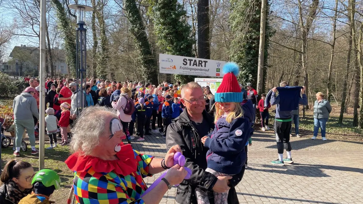 Clown Didi sorgt schon für fröhliche Stimmung vorm Start des diesjährigen Spendenlaufes in Bad Liebenwerda.