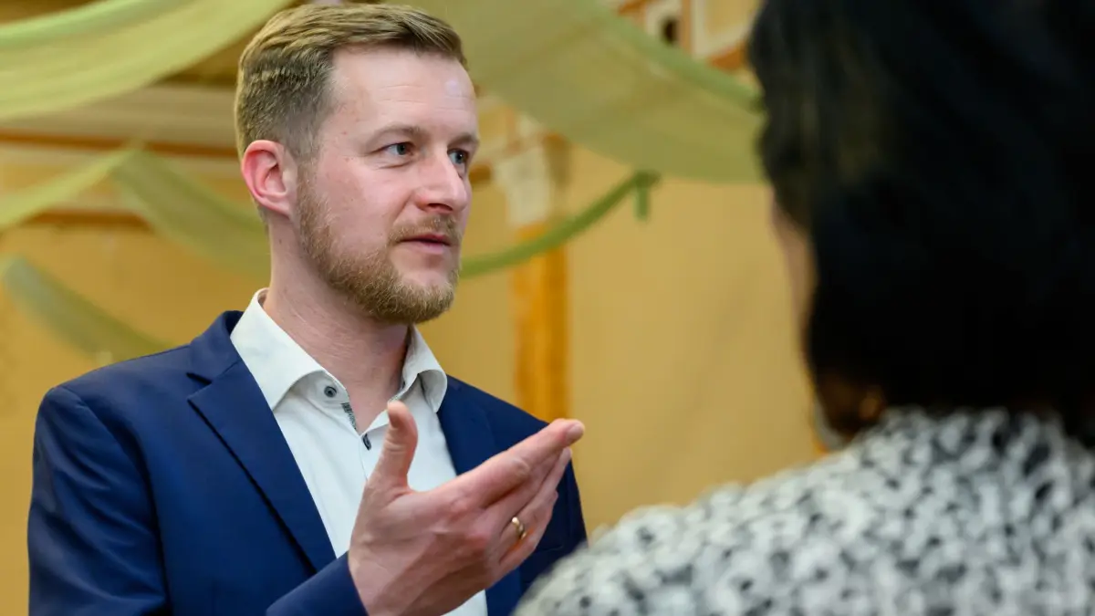 Stichwahl Landratswahl Spree-Neiße: 22.03.2026, Brandenburg, Krieschow: Martin Heusler (CDU), Kandidat zur Landratswahl im Landkreis Spree-Neiße, nimmt am Abend an einer Wahlparty teil. Im Landkreis Spree-Neiße treten AfD-Kandidatin Beyer und CDU-Kandidat Heusler zur Stichwahl um den Landratsposten an. Foto: Patrick Pleul/dpa +++ dpa-Bildfunk +++