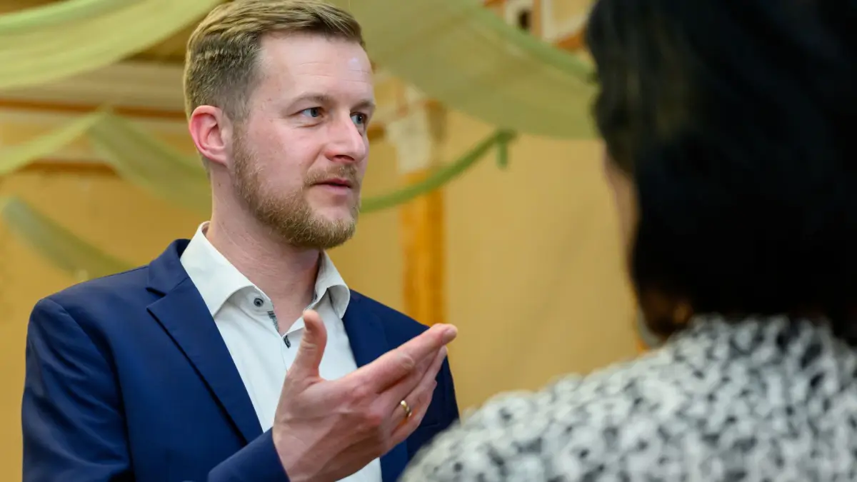 Stichwahl Landratswahl Spree-Neiße: 22.03.2026, Brandenburg, Krieschow: Martin Heusler (CDU), Kandidat zur Landratswahl im Landkreis Spree-Neiße, nimmt am Abend an einer Wahlparty teil. Im Landkreis Spree-Neiße treten AfD-Kandidatin Beyer und CDU-Kandidat Heusler zur Stichwahl um den Landratsposten an. Foto: Patrick Pleul/dpa +++ dpa-Bildfunk +++