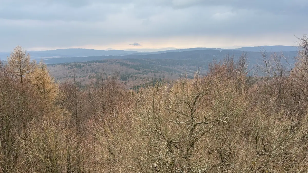 Dieser weite Blick hinüber ins böhmische Land ist vom Dach des Landkreises Bautzen möglich. Hier präsentiert sich in der Ferne der Milleschauer (Milesovka).